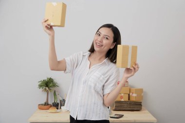 Genç Taylandlı kadın ticareti Evden alışveriş paketleme Posta ve teslimat paketini servis, kurye hizmeti konseptiyle teslim etmeye hazır olun