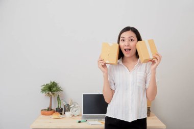 Genç Taylandlı kadın ticareti Evden alışveriş paketleme Posta ve teslimat paketini servis, kurye hizmeti konseptiyle teslim etmeye hazır olun