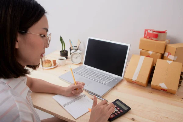 Joven Mujer Asiática Trabajo Desde Casa Sentado Escritorio Verificación Orden —  Fotos de Stock