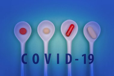 Kaşıkla alınan haplar Coronavirus virüsüne karşı ya da COVID 19 konseptine karşı. Virüs Salgını Koruma Konsepti, Coronavirus COVID-19
