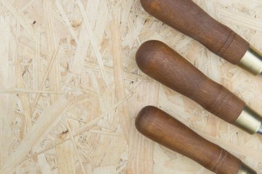 Ahşap arka plan üzerinde profesyonel Keskiler