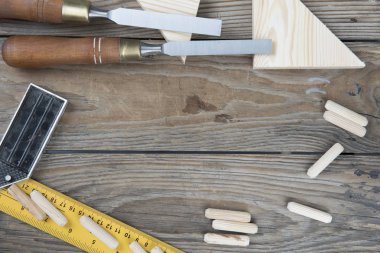 Ahşap arka plan üzerinde profesyonel Keskiler