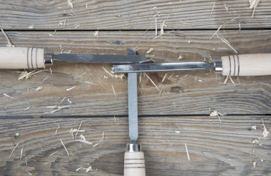 Ahşap arka plan üzerinde profesyonel Keskiler