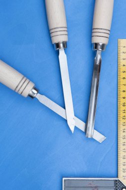 Ahşap arka plan üzerinde profesyonel Keskiler