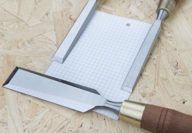 Ahşap arka plan üzerinde profesyonel Keskiler