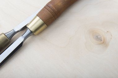 Ahşap arka plan üzerinde profesyonel Keskiler