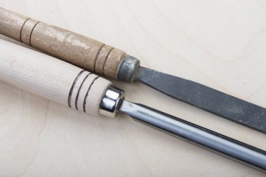 Ahşap arka plan üzerinde profesyonel Keskiler
