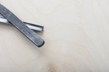 Ahşap arka plan üzerinde profesyonel Keskiler