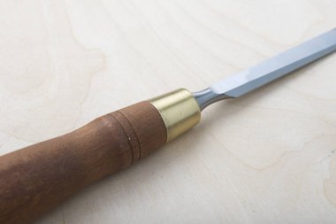 Ahşap arka plan üzerinde profesyonel Keskiler