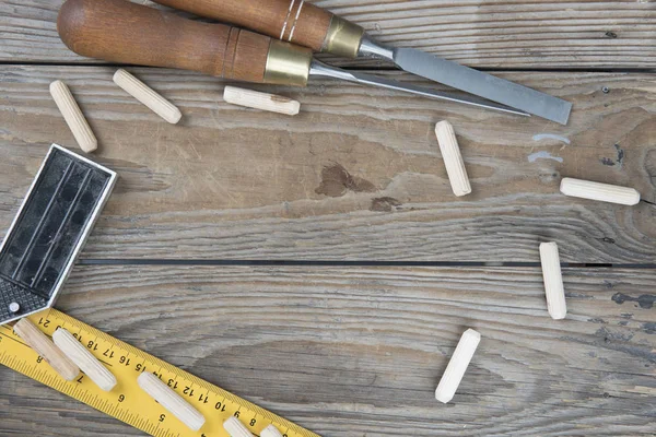 Ahşap arka plan üzerinde profesyonel Keskiler