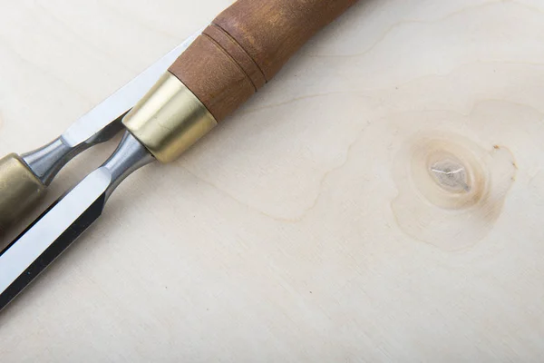 Ahşap arka plan üzerinde profesyonel Keskiler