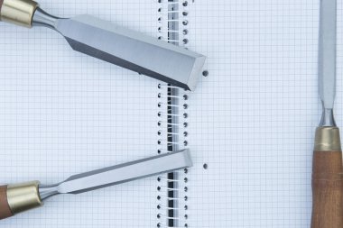 Profesyonel keskiler ve ahşap arka plan üzerinde bir kağıt defter