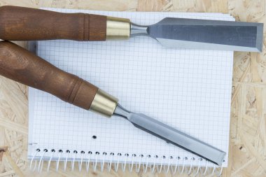 Profesyonel keskiler ve ahşap arka plan üzerinde bir kağıt defter