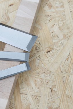 Ahşap arka plan üzerinde profesyonel Keskiler