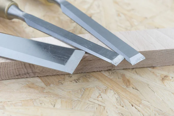 Ahşap arka plan üzerinde profesyonel Keskiler