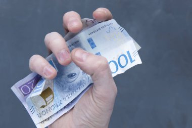 ahşap arka plan üzerinde para
