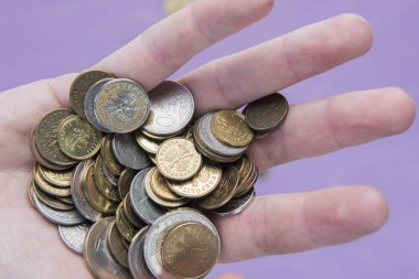 ahşap arka plan üzerinde para