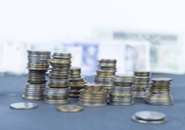 ahşap arka plan üzerinde para