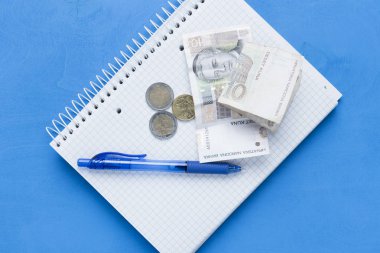 ahşap arka plan üzerinde para