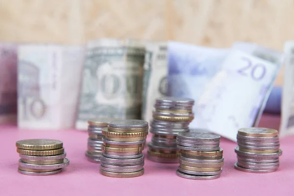 ahşap arka plan üzerinde para