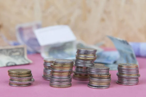 ahşap arka plan üzerinde para