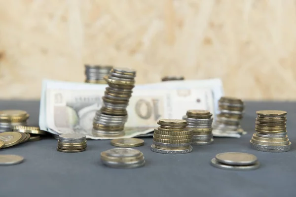 ahşap arka plan üzerinde para