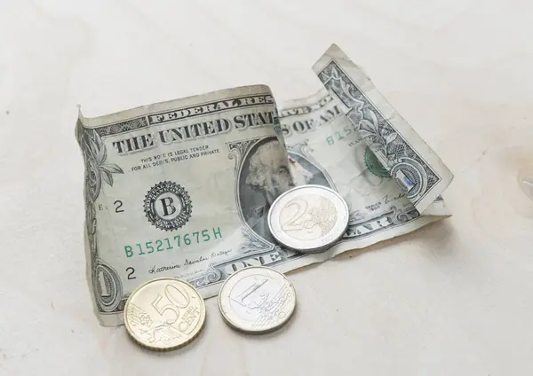 ahşap arka plan üzerinde para