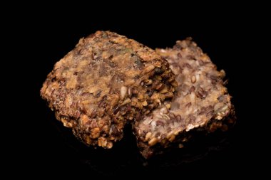 rulo ekmek, izole bir siyah arka plan üzerine ekmek