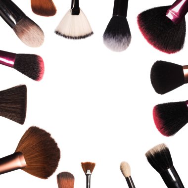 Makyaj fırçaları beyaz arkaplanda izole edilmiş