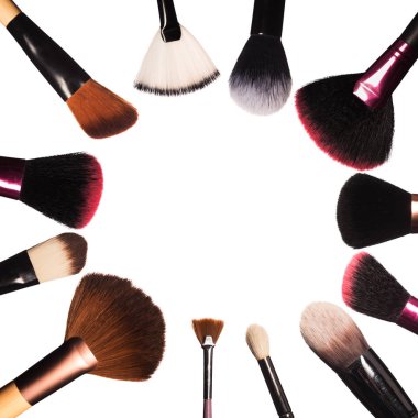 Makyaj fırçaları beyaz arkaplanda izole edilmiş