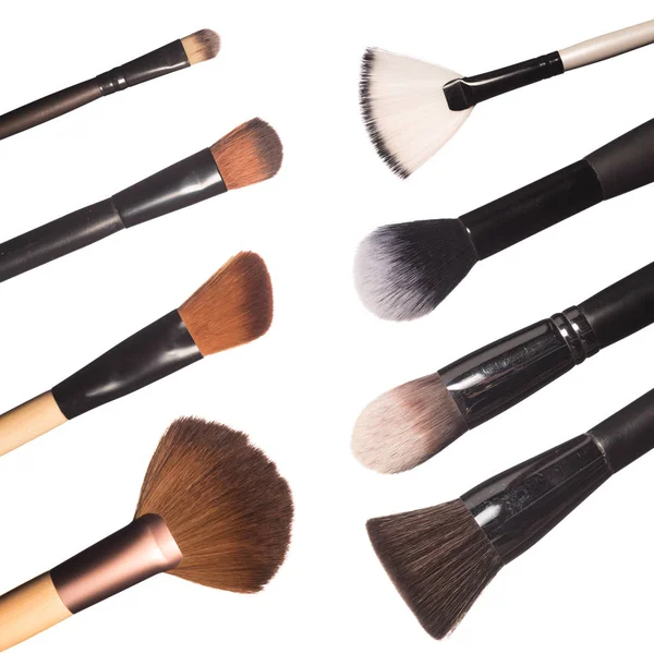 Makyaj fırçaları beyaz arkaplanda izole edilmiş