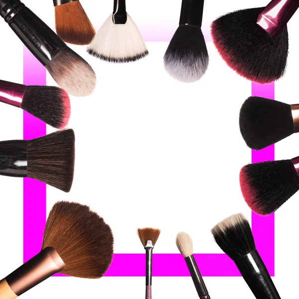 Makyaj fırçaları beyaz arkaplanda izole edilmiş