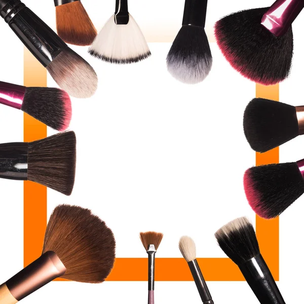 Makyaj fırçaları beyaz arkaplanda izole edilmiş