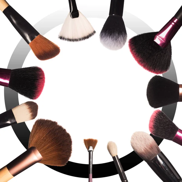 Makyaj fırçaları beyaz arkaplanda izole edilmiş