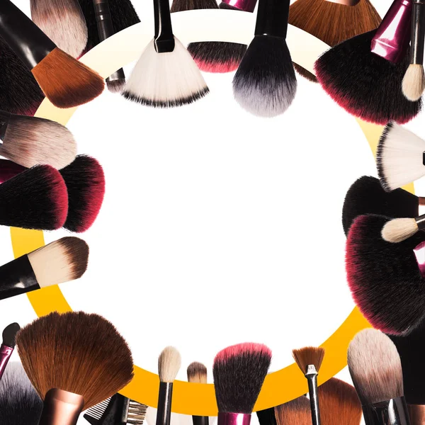 Makyaj fırçaları beyaz arkaplanda izole edilmiş