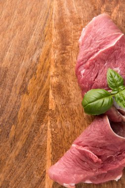 mango ahşap plakalar bir arka plan üzerinde çiğ domuz eti
