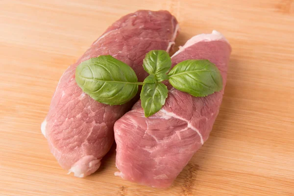 Rauw Varkensvlees Een Achtergrond Van Mango Houten Planken — Stockfoto