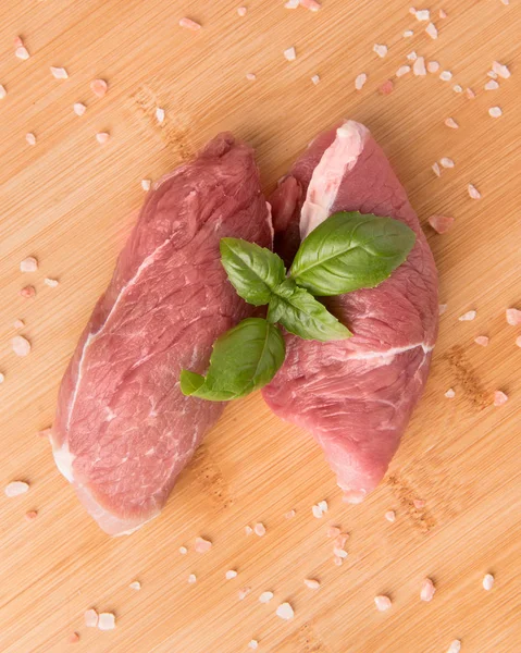 Rauw Varkensvlees Een Achtergrond Van Mango Houten Planken — Stockfoto