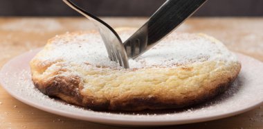 bir tepside pudra şekeri ile ev yapımı omlet