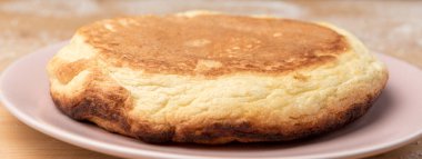 bir tepside pudra şekeri ile ev yapımı omlet