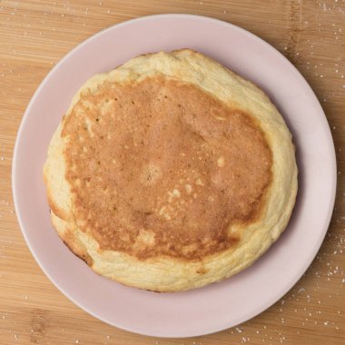 bir tepside pudra şekeri ile ev yapımı omlet
