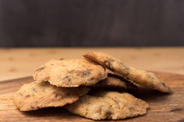pudra şekeri ile mango ile ahşap bir gemide ev yapımı kurabiye
