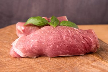 mango ahşap plakalar bir arka plan üzerinde çiğ domuz eti