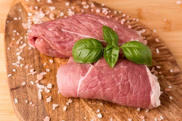 mango ahşap plakalar bir arka plan üzerinde çiğ domuz eti