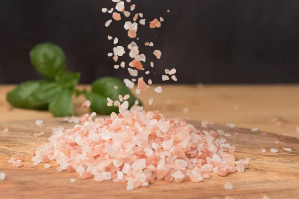 Himalaya tuz bir mango ahşap tahta bir arka plan üzerinde