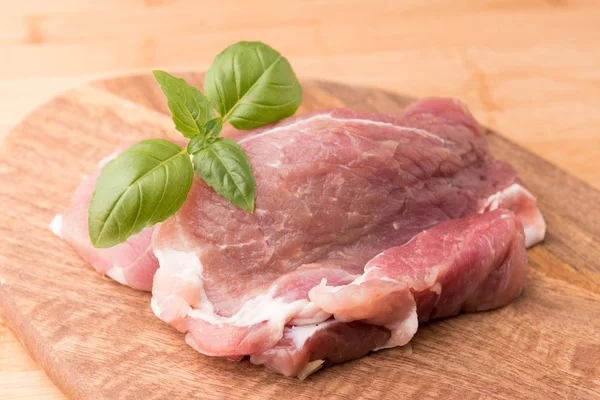 Rauw Varkensvlees Een Achtergrond Van Mango Houten Planken — Stockfoto