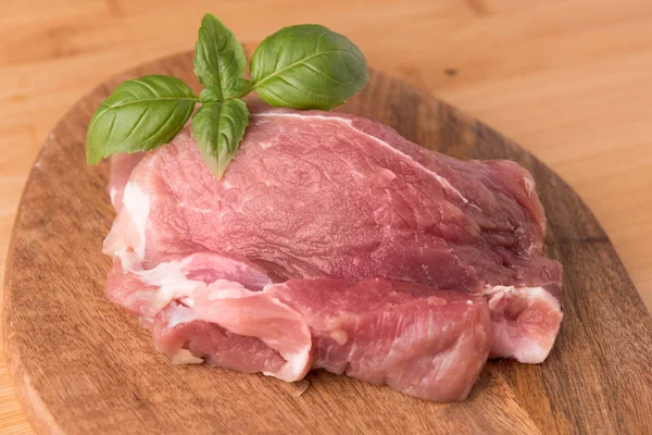 Rauw Varkensvlees Een Achtergrond Van Mango Houten Planken — Stockfoto