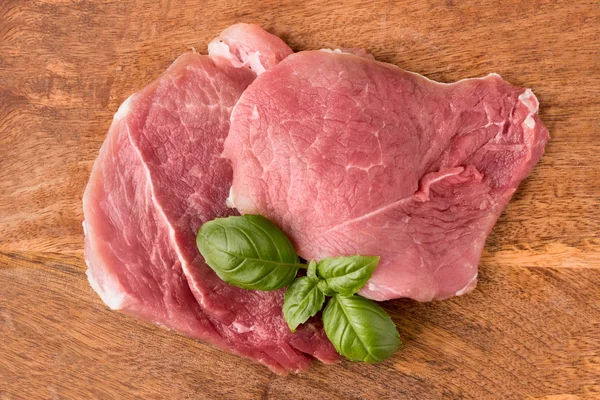 mango ahşap plakalar bir arka plan üzerinde çiğ domuz eti