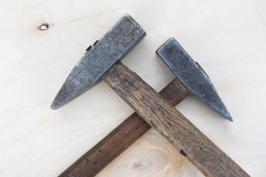 doğal pembe bir arka plan üzerinde eski araçlar