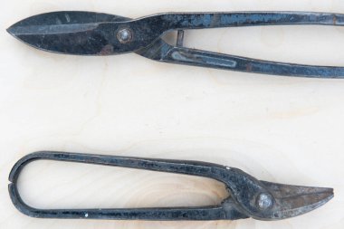 doğal pembe bir arka plan üzerinde eski araçlar